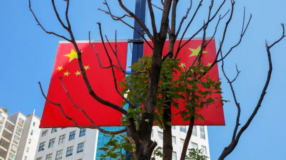 国72周年华诞到处呈现出满城的五星红旗被"中国红"所覆盖七星关街头