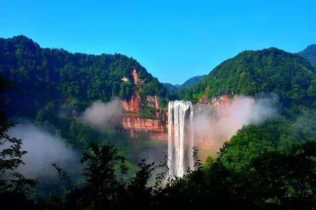 大洪海,会龙庄景区开展了特色舞蹈表演,同时,四面山景区导游于10月1日