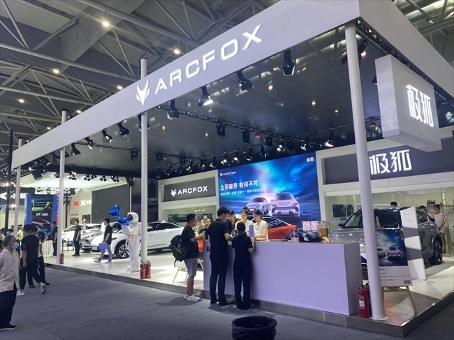 日前,极狐汽车高调现身于2021年第十八届合肥车展,并且携极狐阿尔法t