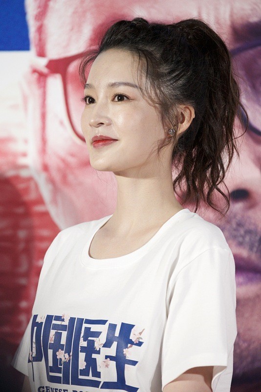 李沁的无修图很美穿短袖都这么的高级小肉脸好想捏一下