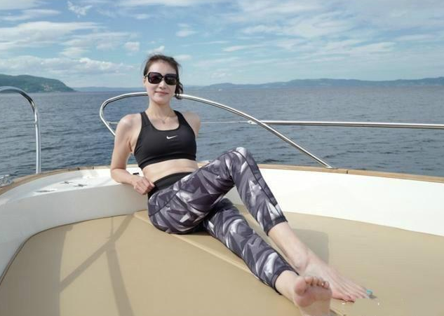 谢杏芳国庆独自带父母旅游晒美照大长腿抢镜老公林丹又不在身边