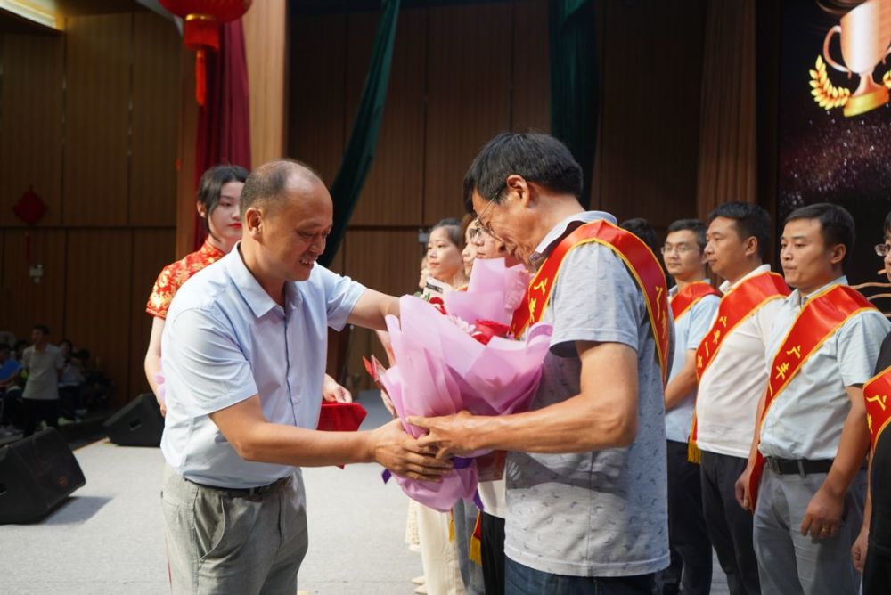 广丰一中举行庆祝第37个教师节暨表彰大会