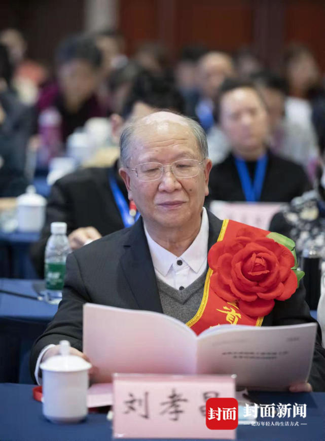 刘孝昌到了1957年左右,已经小学五六年级的刘孝昌,成为游行方队中的一