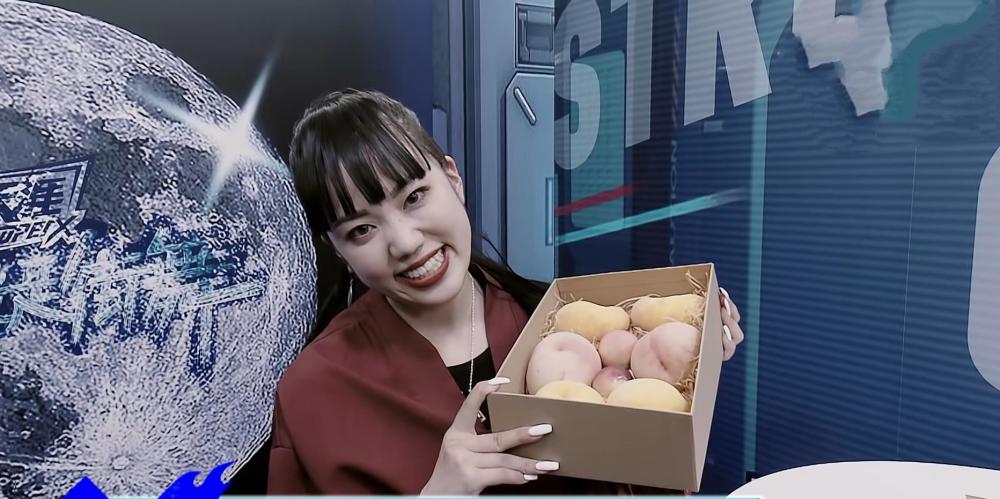 张艺兴送的是招财猫,王一博知道小山桃喜欢桃子,所以送了很多桃子,小