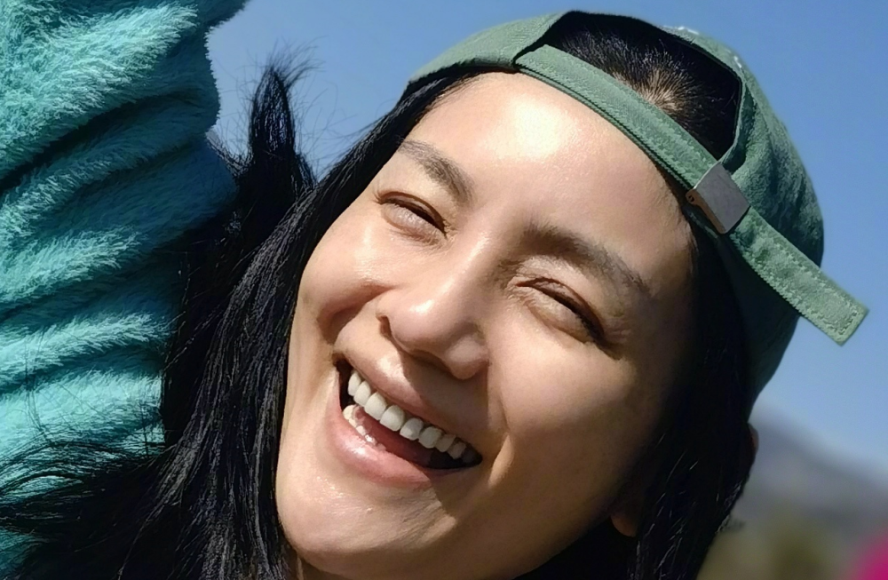 沙溢国庆携妻儿出游,45岁胡可素颜耐打,安吉为爸妈拍恩爱合照_腾讯新