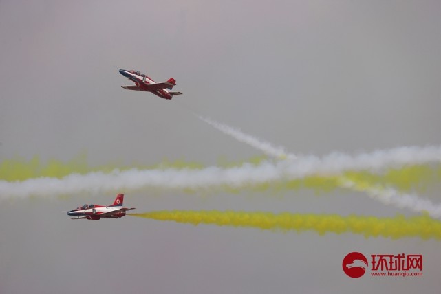 圖集空軍航空大學紅鷹飛行表演隊拉彩煙獻禮國慶