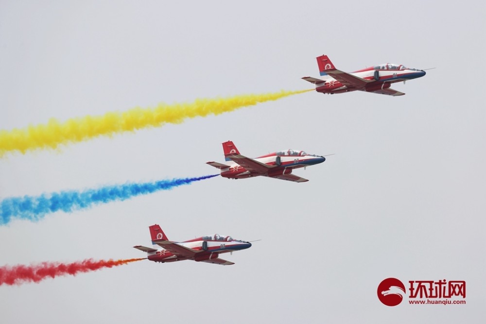 图集空军航空大学红鹰飞行表演队拉彩烟献礼国庆