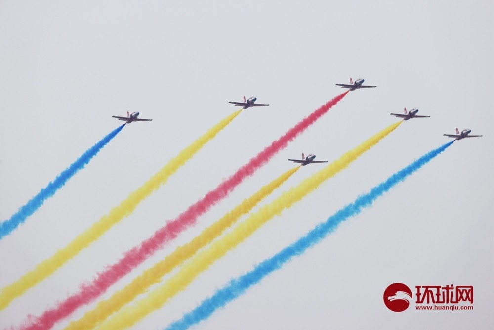 图集空军航空大学红鹰飞行表演队拉彩烟献礼国庆