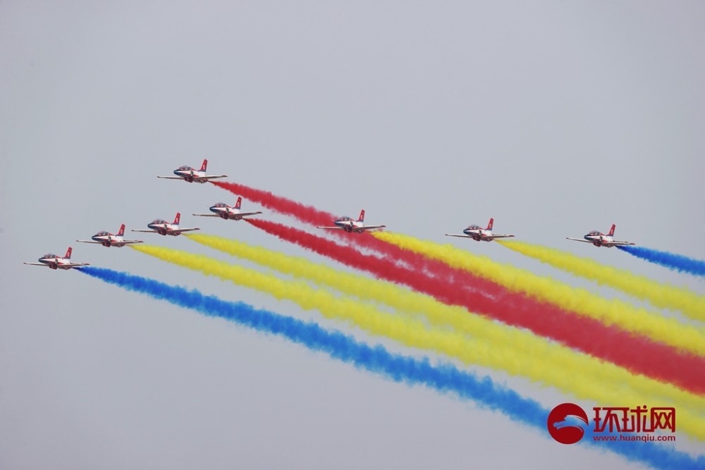 图集空军航空大学红鹰飞行表演队拉彩烟献礼国庆