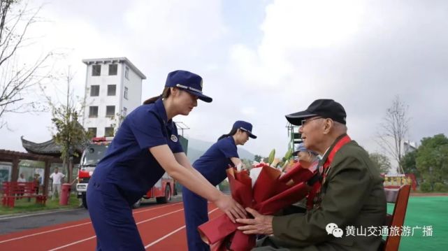 参加升旗仪式的盛多荣和梁兆国两位抗战老兵,在战火纷飞的年代纷纷