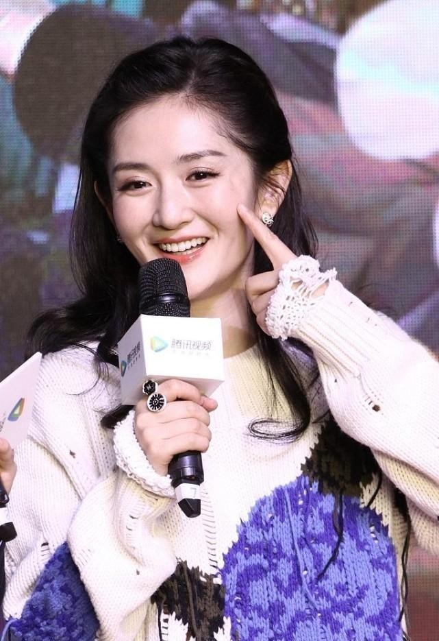 谢娜扮嫩真是有一套,穿上针织的衣服,还玩撕裂风,还挺可爱的