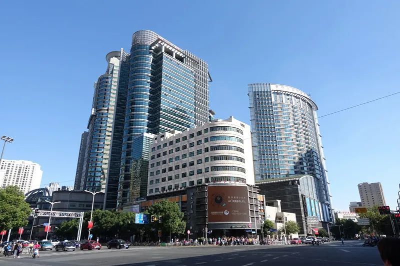 西新街地块建起的联通大厦,新时空广场,兆丰广场(摄影 姚志康)1980