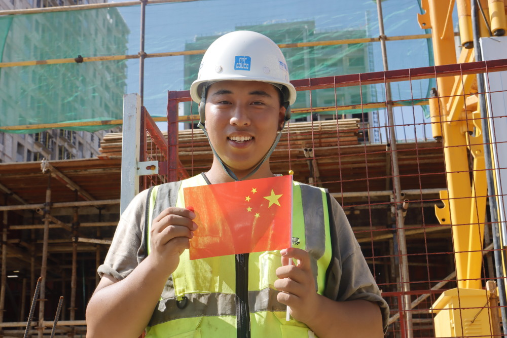 中建二局建设者坚守岗位用行动向祖国表白