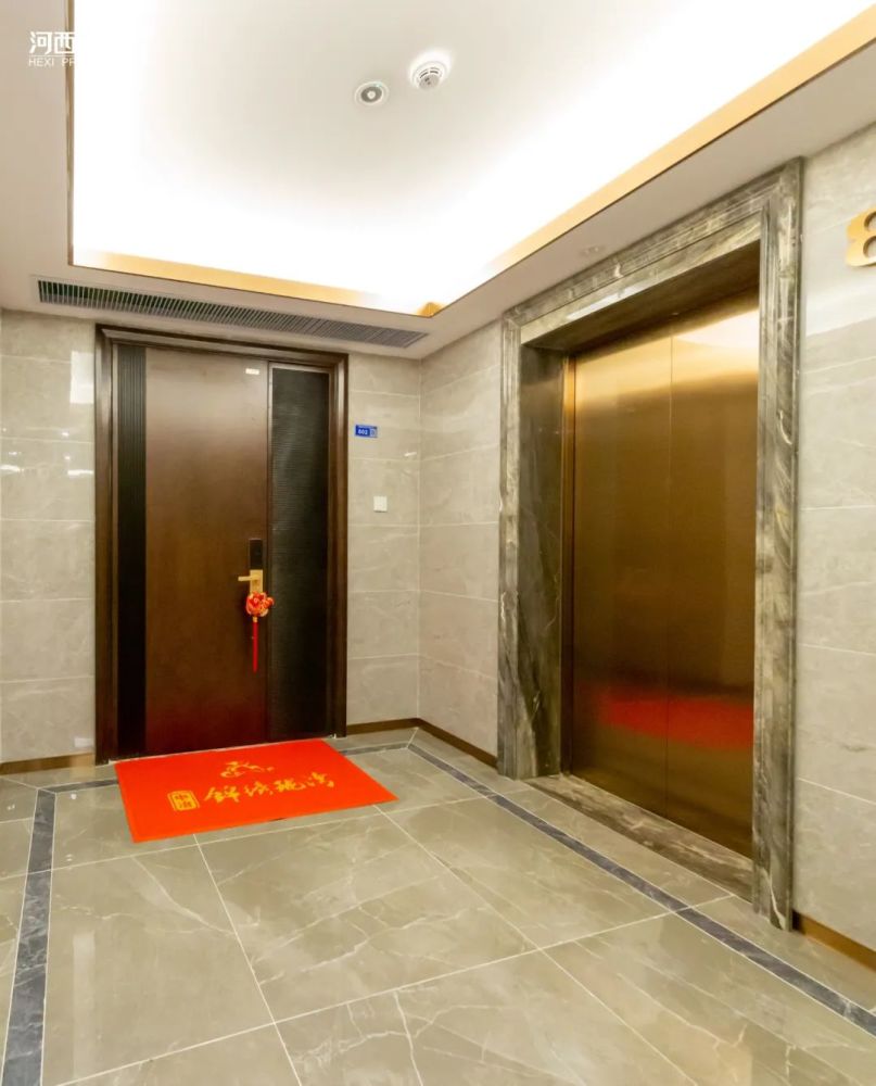 两梯两户,子母入户门,智能门锁可机械,密码等方式打开.