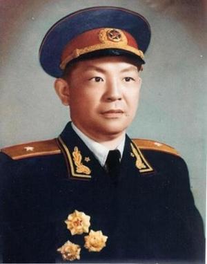 他是四野王牌军长,55年授衔名衔偏低,罗荣桓亲自向他道歉