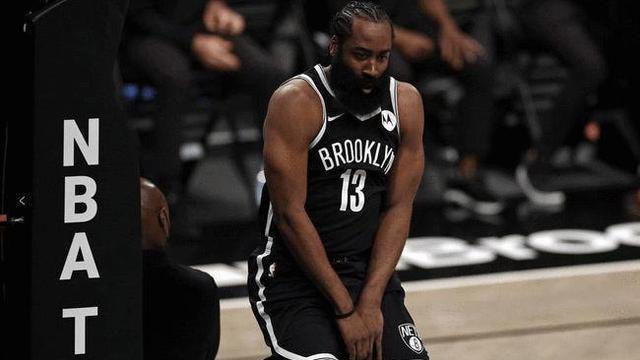 nba NBA新规，进攻球员勾手臂不再得到罚球，而是进攻犯规
