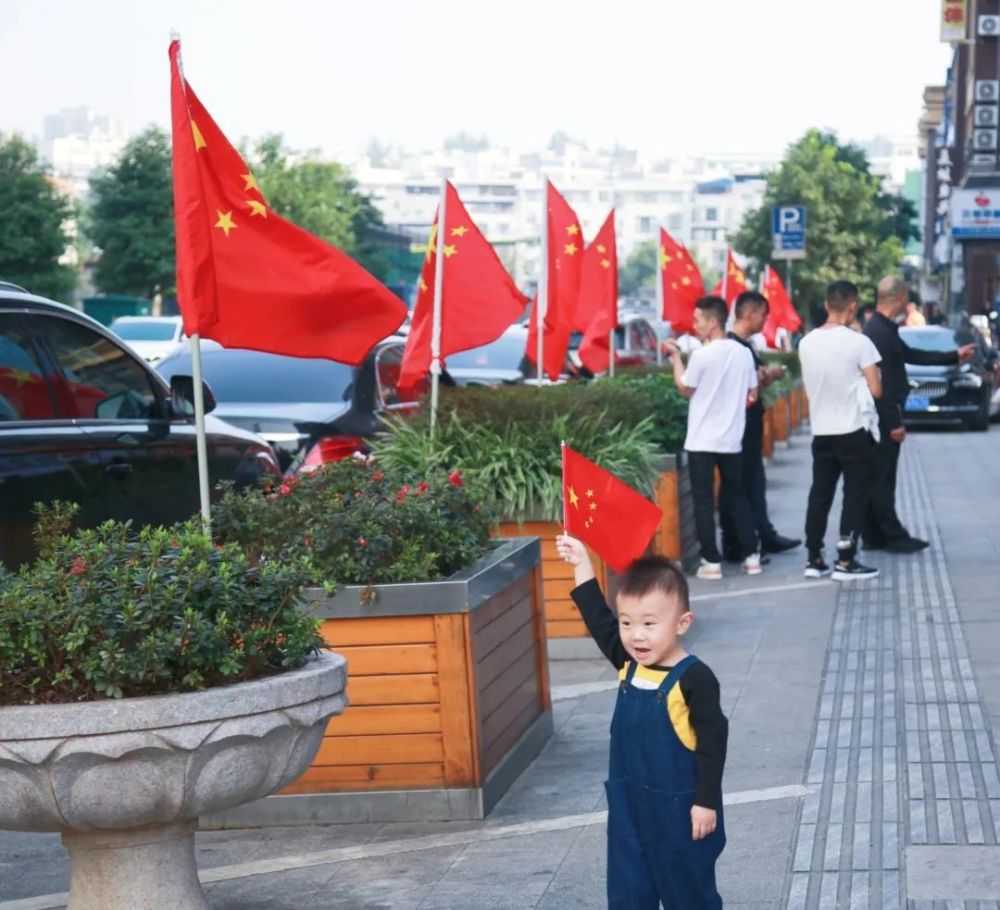 这个国庆节广元街头挂满中国红