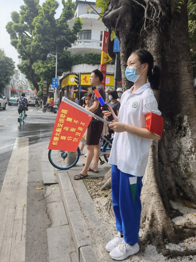 假期第一天,这群中学生体验交通劝导志愿者