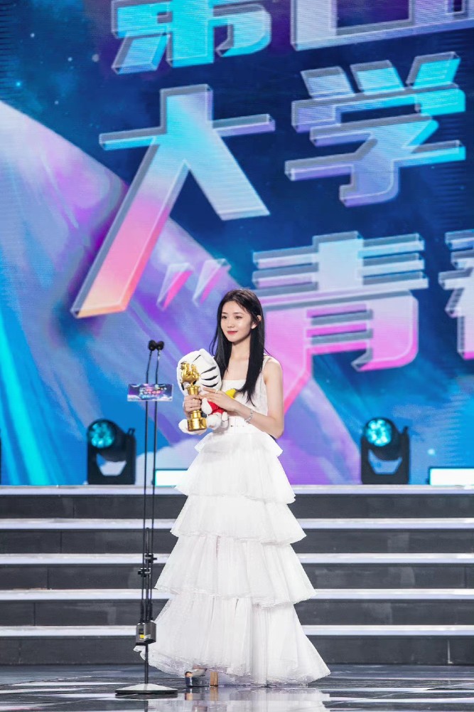 刘浩存获得电影节最受大学生欢迎年度新人奖，现场哽咽落泪感谢张艺谋