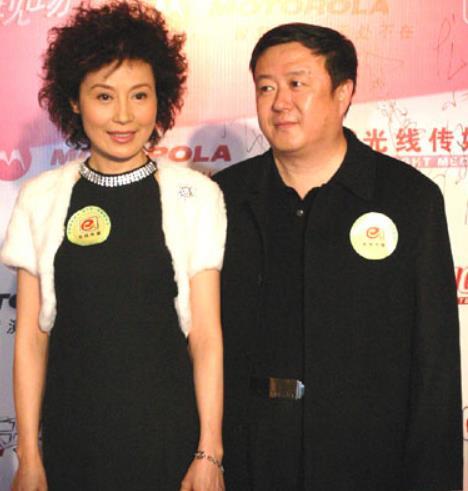 7位娶"小媳妇"的老导演,娇妻个个迷人,他们才是人生赢家_腾讯新闻