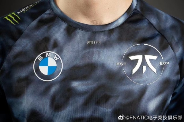 fnc世界赛限量版队服:以风暴元素为基调