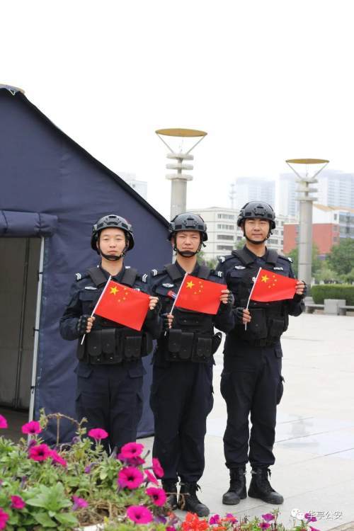 【祝福祖国·守护平安】华亭公安:"警察蓝"致敬"国旗红"!