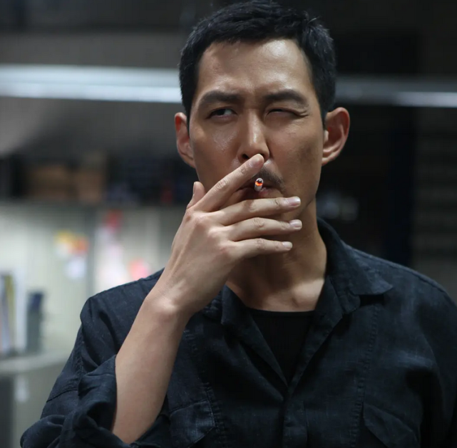 他主演的作品,如《新世界》《与神同行》《暗杀》让人印象颇深.