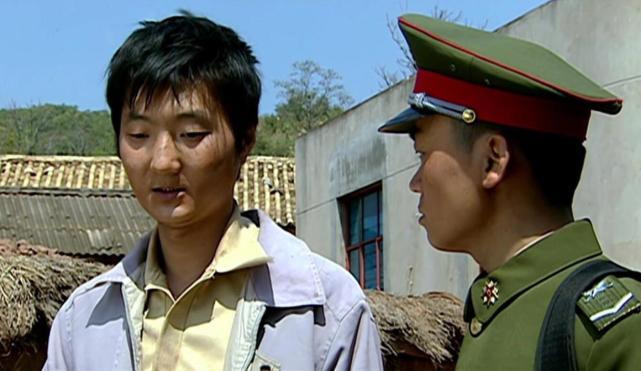 拍案叫好,观众在关注许三多的同时,眼角的余光也注意到了他的二哥许二