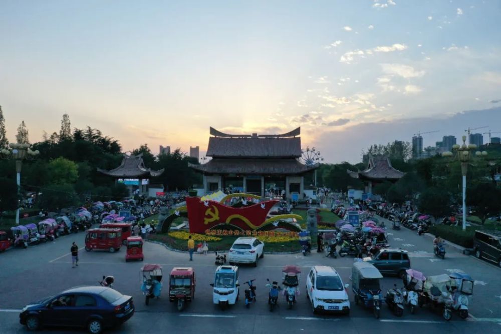 十一國慶,幾天假期,有不少老鄉回固始陪陪家人固始南大橋鄉謝樓村的