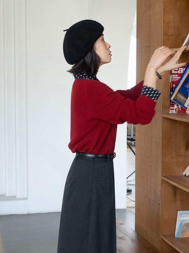秋冬怎么穿才有气质红色毛衣黑色半身裙知性又优雅