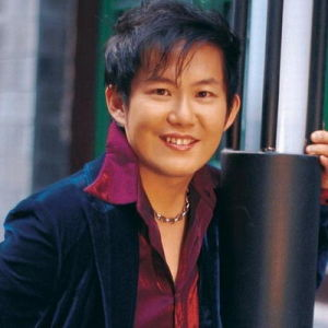 四大中年过气歌王53岁游鸿明县城卖唱张宇头发全白停工3年