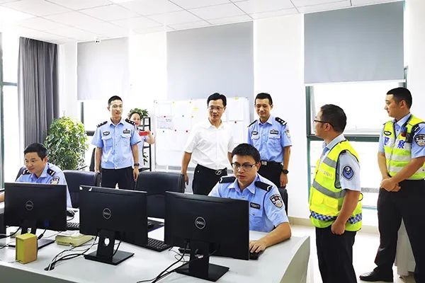 "四不两直"方式,检查指导国庆长假安保维稳工作,先后来到仁皇山派出所