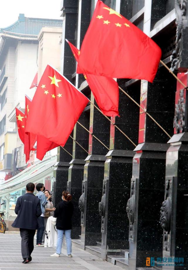 陕西西安国旗飘扬迎国庆