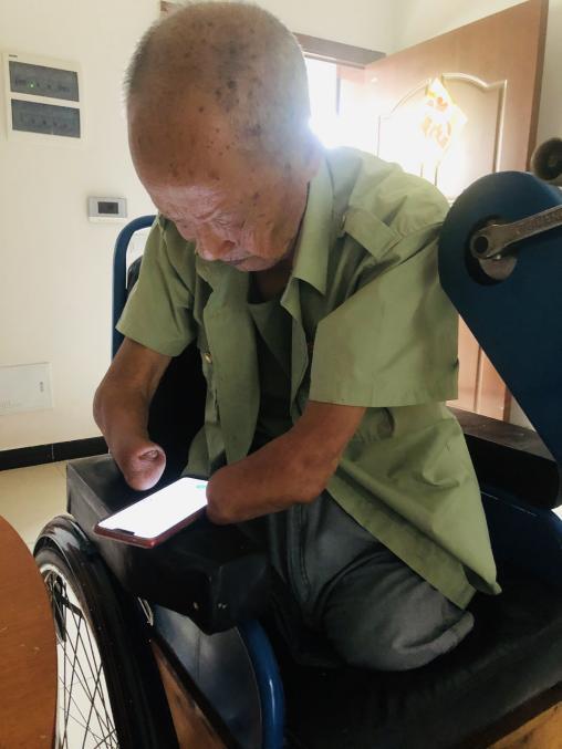 这位没有了双腿和双手的老人，是长津湖“冰雕连”老兵周全弟_腾讯新闻