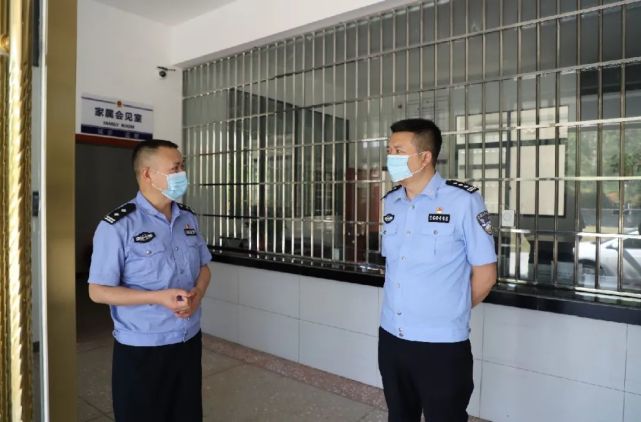 10月1日,城步苗族自治县公安局长肖勇深入基层一线督导检查节日期间