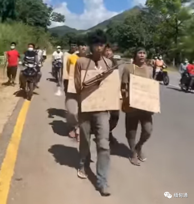 惨遭游街示众缅北6名青年持枪抢劫反被村民逮捕