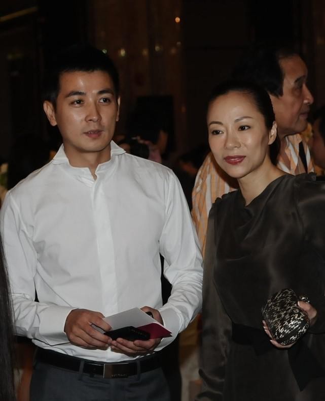 保剑锋妻子挺贵气的,穿修身裙配黑色蝴蝶结束腰,气韵成熟有味道