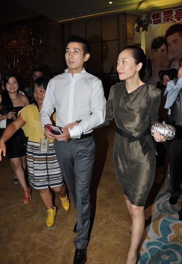 保剑锋妻子挺贵气的,穿修身裙配黑色蝴蝶结束腰,气韵成熟有味道