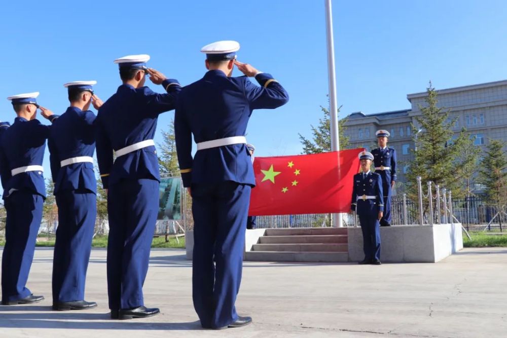 定格最美中国红 看北极指战员与国旗的花式合影