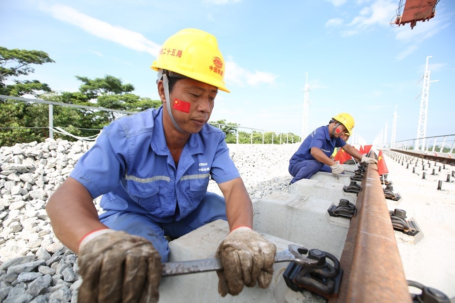 南沙港铁路建设者国庆我在岗铺轨施工忙
