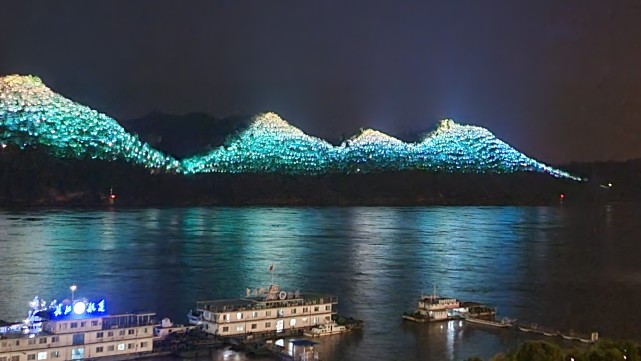 夜景火树银花映碧流磨基山麓连天幕繁星藏匿月含羞暮色苍茫夕照留王康