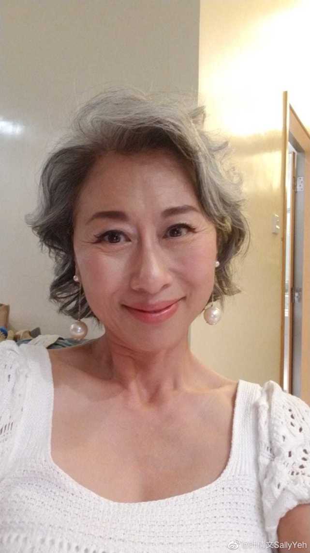 叶倩文庆祝60岁生日,晒满头白发满脸皱纹纯素颜照:真正的样子