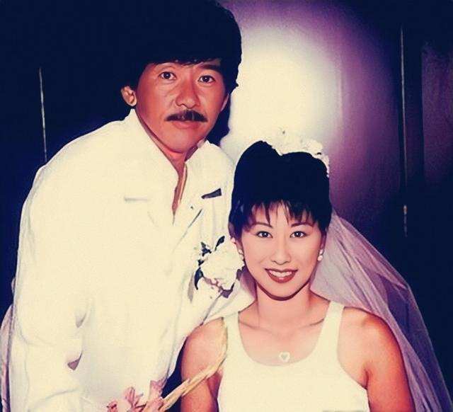 乐坛"大姐大"叶蒨文获亲友庆生,60岁满头白发,五官依旧立体