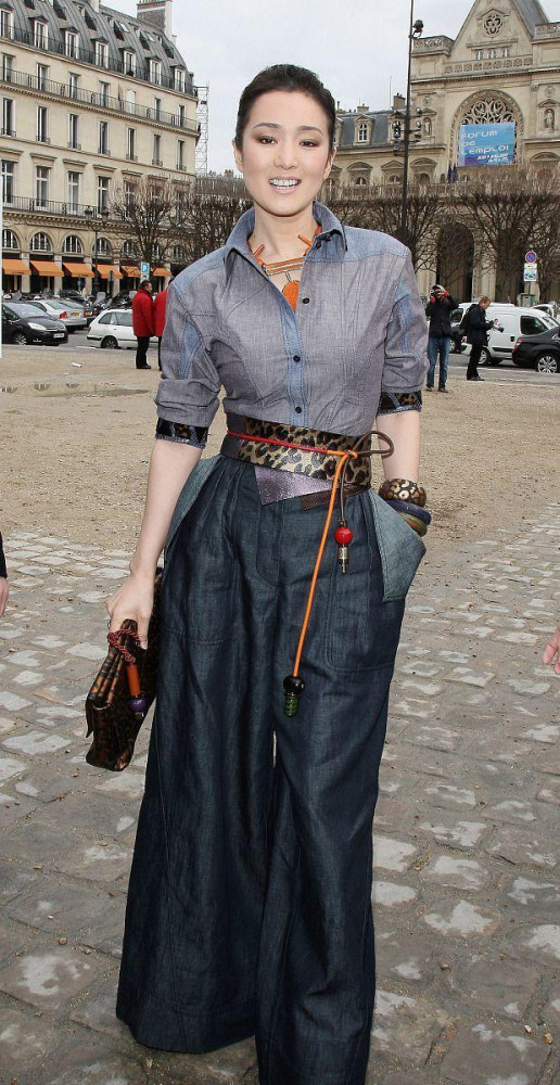 巩俐真是会打扮自己一身牛仔穿搭休闲低调但很时髦又显年轻