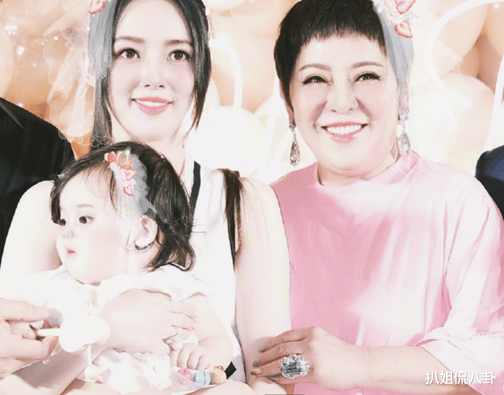 向太为孙女隆重庆生,郭碧婷却没资格抱孩子,网友:豪门儿媳全靠忍