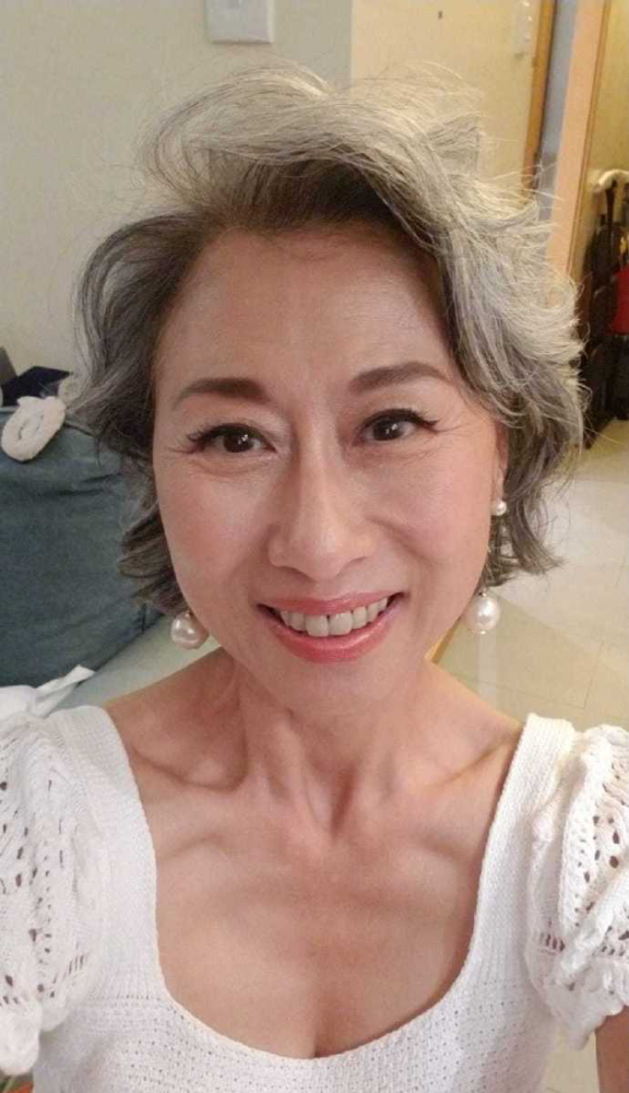 不喜欢孩子的叶倩文，对林子祥子女如亲生般，和继子共庆60岁生日