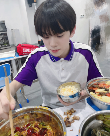 左航刚上巴蜀就迎来新称号听着很响亮食堂阿姨却觉得心酸又无语