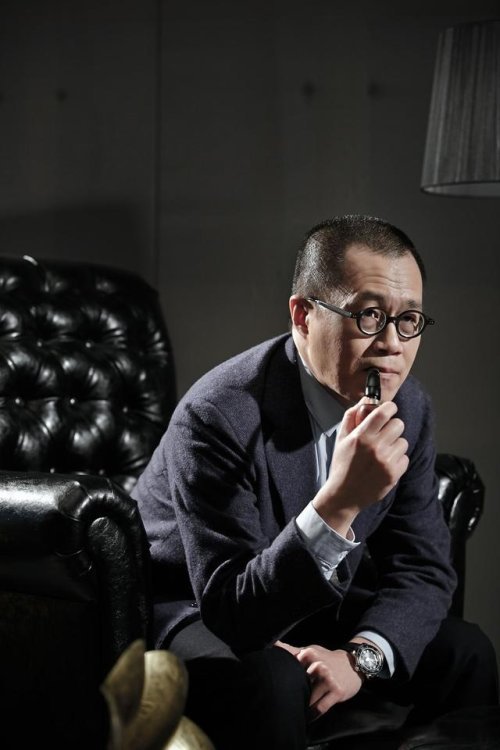 梁文道私生活非常神秘他结婚了吗他在锵锵三人行里的表现如何