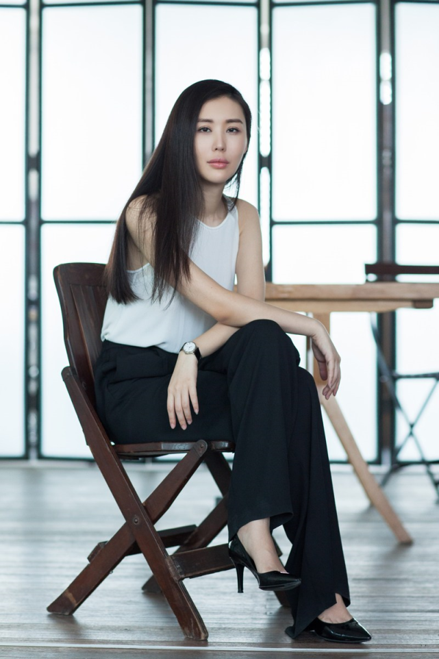 田朴珺豪门气质拿捏得很到位,穿拖地礼服尽显高级感,气场太强!