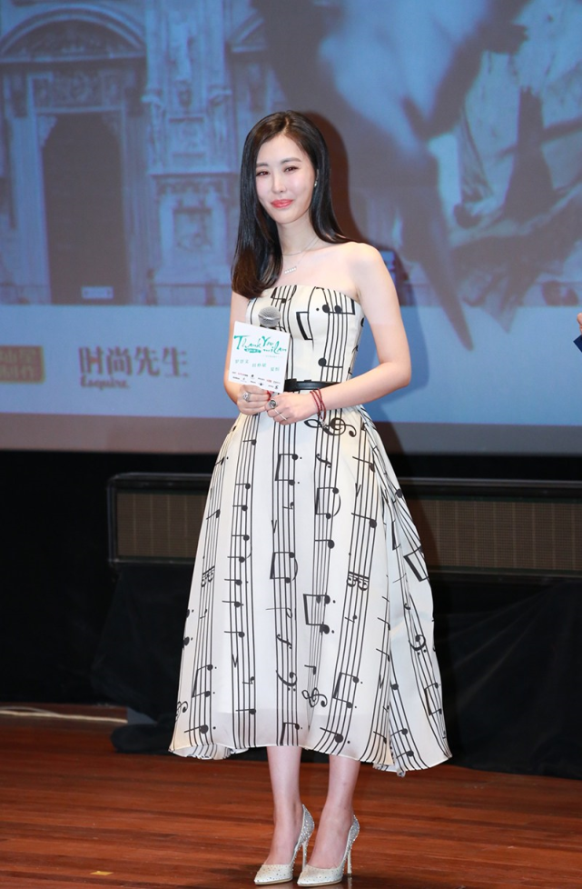 田朴珺豪门气质拿捏得很到位,穿拖地礼服尽显高级感,气场太强!